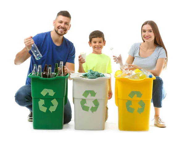 Familie mit Mülltonnen auf weißem Hintergrund. Recyclingkonzept — Stockfoto