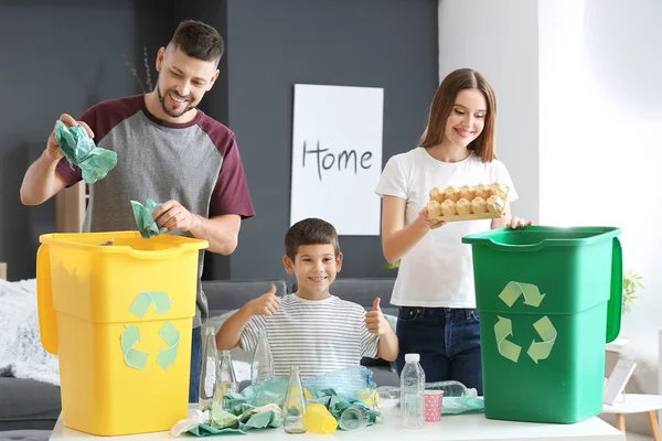 Aile evde çöp sıralama. Geri dönüşüm kavramı