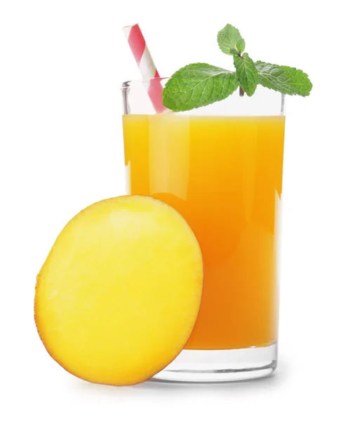 Glas leckerer Mangosaft auf weißem Hintergrund — Stockfoto
