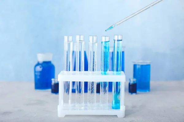 Gocciolamento del campione di colore nella provetta in laboratorio — Foto Stock