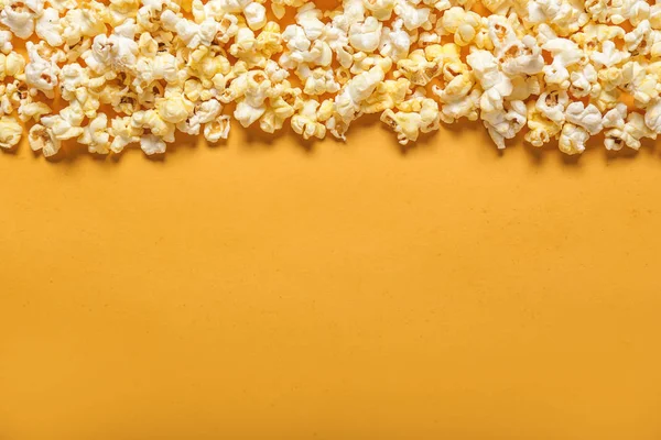 Tasty popcorn on color background — Stock Photo, Image
