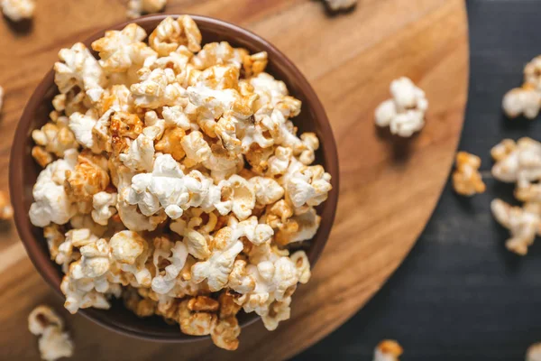 Bowl with tasty popcorn on table, closeup — Stock Photo, Image