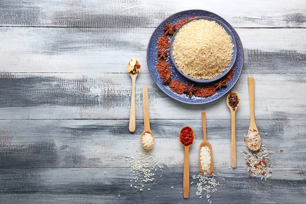 나무 식탁에 향신료를 곁들인 생쌀 — 스톡 사진