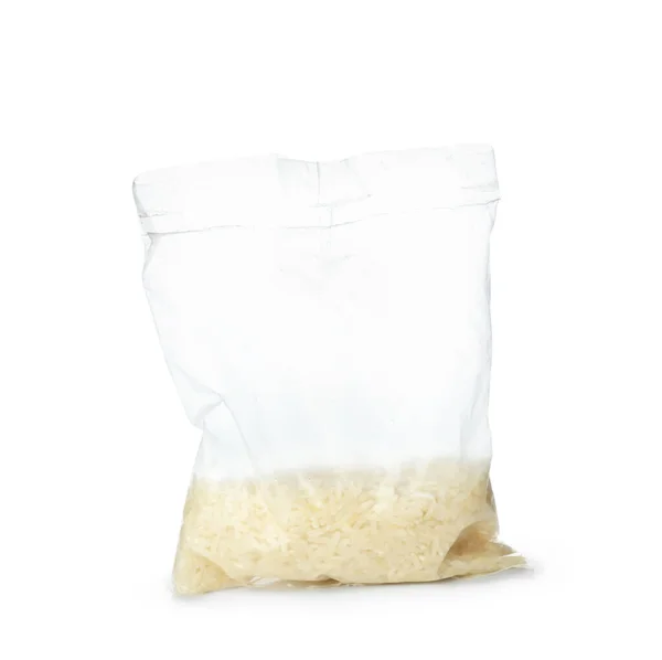 Borsa con riso crudo su sfondo bianco — Foto Stock