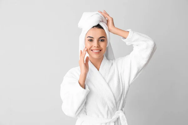Vacker ung kvinna efter dusch på grå bakgrund — Stockfoto