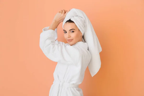 Schöne junge Frau nach der Dusche auf farbigem Hintergrund — Stockfoto