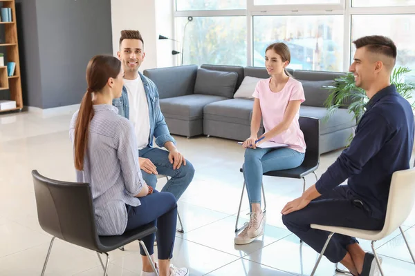 Grupo de jóvenes durante la sesión de apoyo psicológico — Foto de Stock