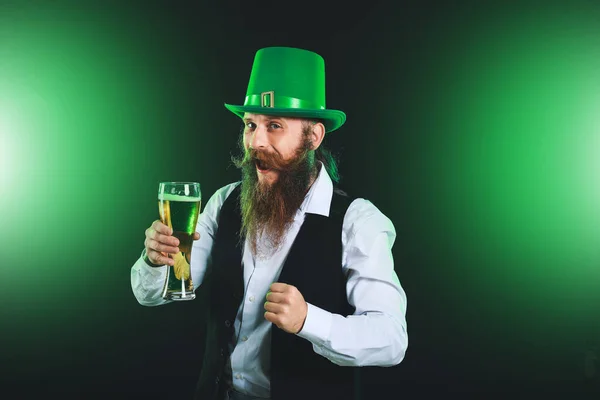Bearded man with glass of beer on dark background. St. Patrick's Day celebration — 图库照片