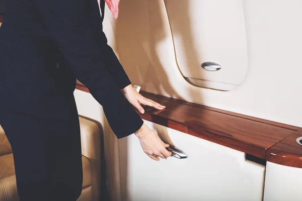 Хозяйка самолета на борту частного самолета — стоковое фото