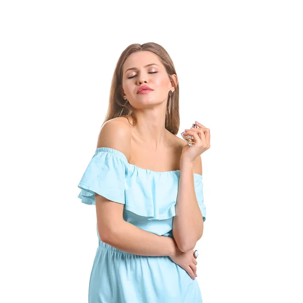 Schöne junge Frau mit einer Flasche Parfüm auf weißem Hintergrund — Stockfoto