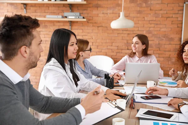 Colegas discutiendo el tema en la reunión de negocios en el cargo —  Fotos de Stock