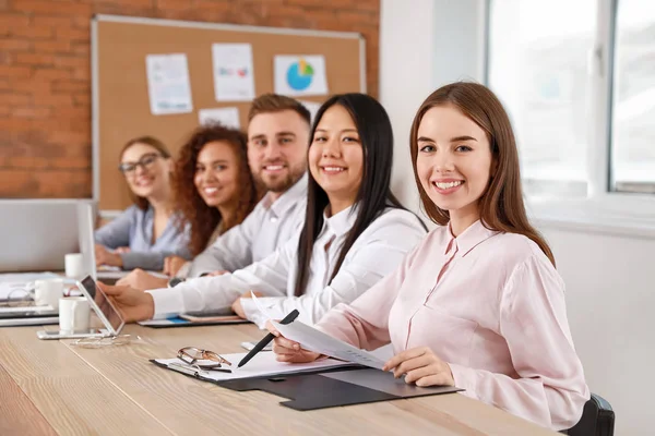 Collega 's bespreken de kwestie tijdens de zakelijke bijeenkomst in functie — Stockfoto