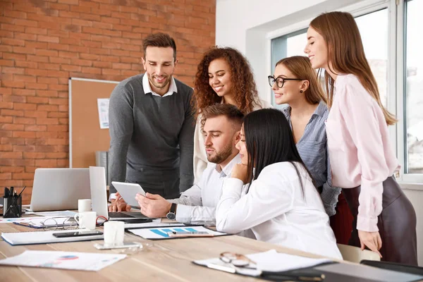 Collega 's bespreken de kwestie tijdens de zakelijke bijeenkomst in functie — Stockfoto