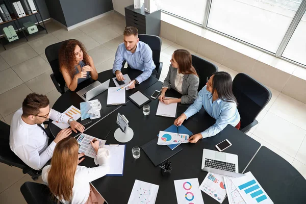 Colegas discutiendo el tema en la reunión de negocios en el cargo — Foto de Stock