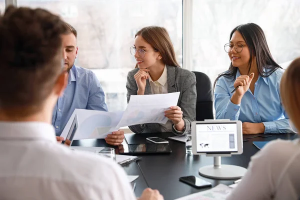 Colegas discutiendo el tema en la reunión de negocios en el cargo —  Fotos de Stock