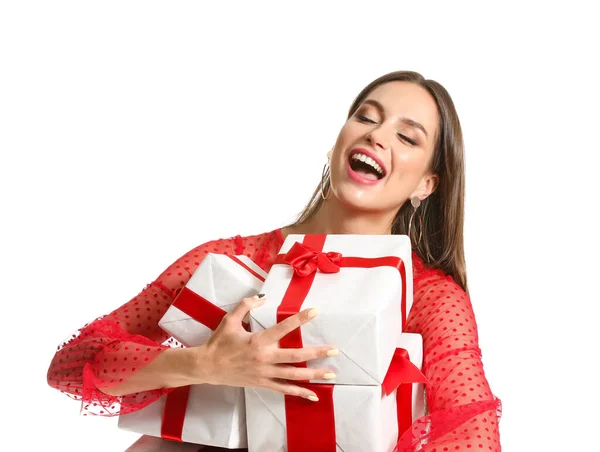 Schöne junge Frau mit Weihnachtsgeschenken auf weißem Hintergrund — Stockfoto