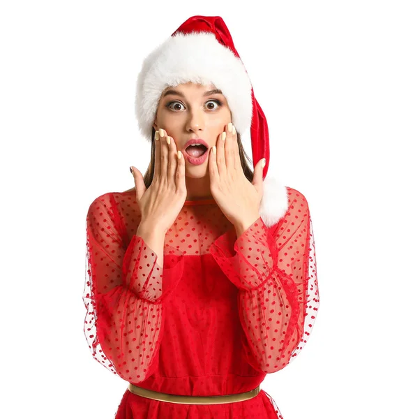Mujer joven sorprendida en Santa sombrero sobre fondo blanco —  Fotos de Stock