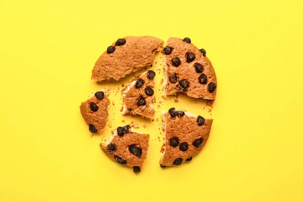 Tasty crushed cookie with chocolate chips on color background — Stock Photo, Image