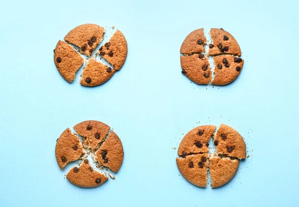 Biscuits écrasés savoureux avec pépites de chocolat sur fond de couleur — Photo