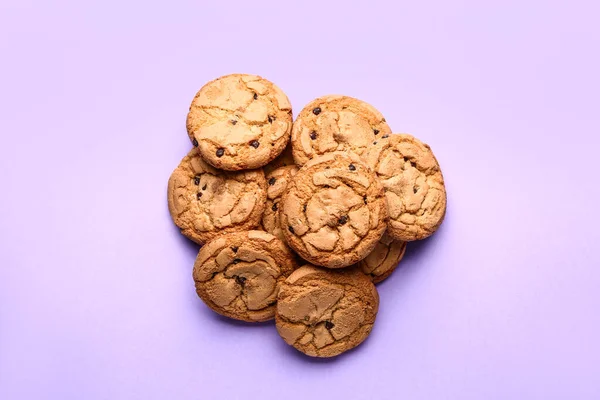 おいしい色の背景上のチョコレート チップ クッキー — ストック写真