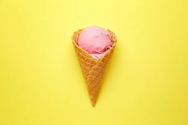 Édes ízletes fagylalt színes háttér — Stock Fotó