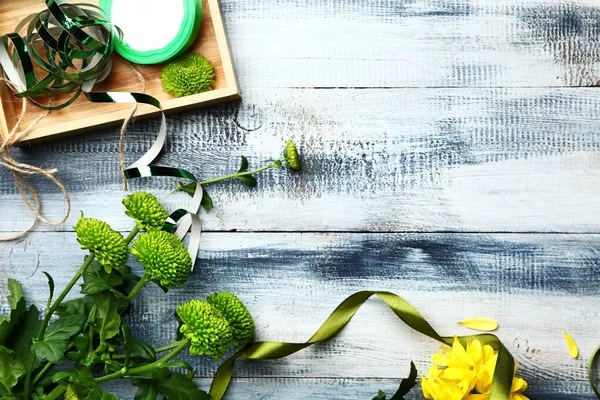 Lugar de trabajo de florista profesional sobre fondo de madera — Foto de Stock