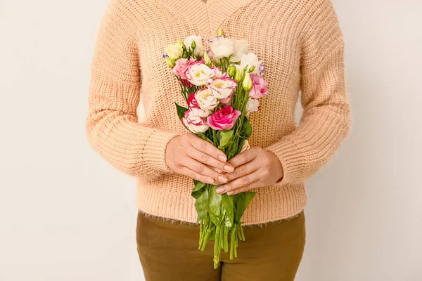 Florista com belo buquê no fundo branco — Fotografia de Stock