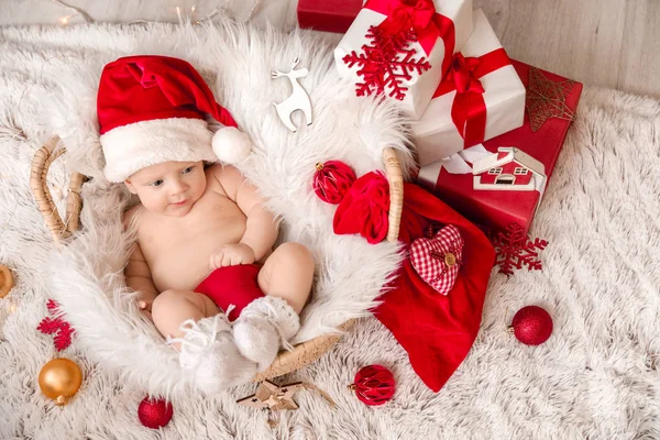 Bebé bonito com chapéu de Papai Noel deitado na cesta, vista superior — Fotografia de Stock