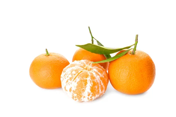 Солодкі мандарини на білому тлі — стокове фото