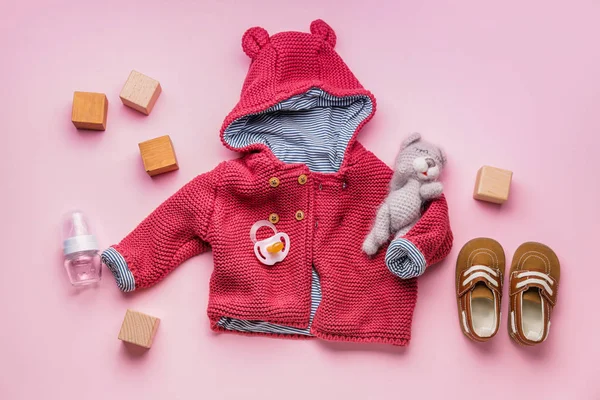 Baby clothes with accessories on color background — Stock Photo, Image