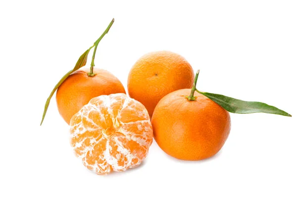 Süße Mandarinen auf weißem Hintergrund — Stockfoto