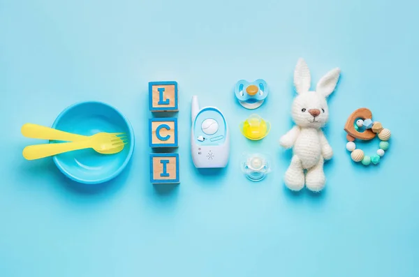 Baby monitor tartozékok színes háttér — Stock Fotó