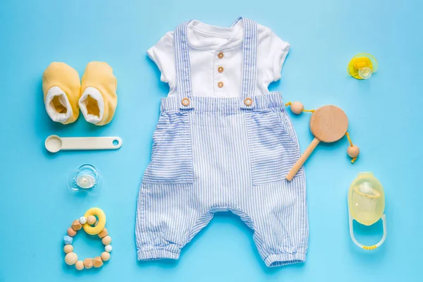 Vêtements bébé avec accessoires sur fond de couleur — Photo