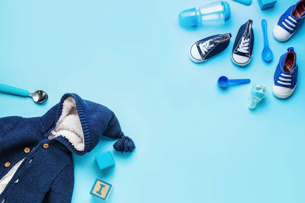 Ropa de bebé con accesorios sobre fondo de color — Foto de Stock