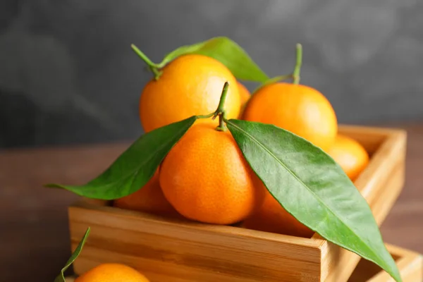 Sweet tangerines in wooden box, closeup — Stock Photo, Image