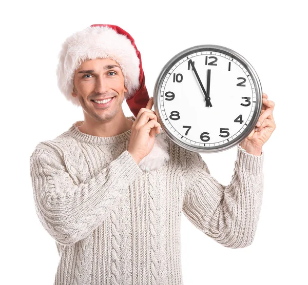 Νεαρός με καπέλο και ρολόι σε λευκό φόντο. Χριστούγεννα αντίστροφη μέτρηση έννοια — Φωτογραφία Αρχείου