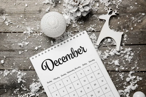 Рождественский декор, снег и календарь на деревянном фоне — стоковое фото