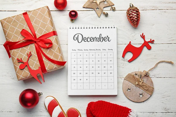 Decoración y calendario de Navidad sobre fondo de madera — Foto de Stock