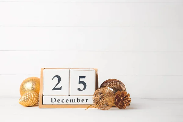 Christmas decor and calendar on table — Stock Photo, Image