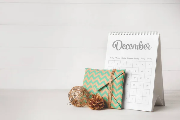 Decoração de Natal e calendário na mesa — Fotografia de Stock