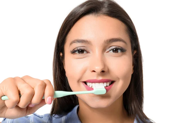 Mulher bonita escovando dentes no fundo branco — Fotografia de Stock