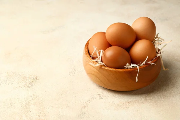 Schaal met verse eieren op witte achtergrond — Stockfoto