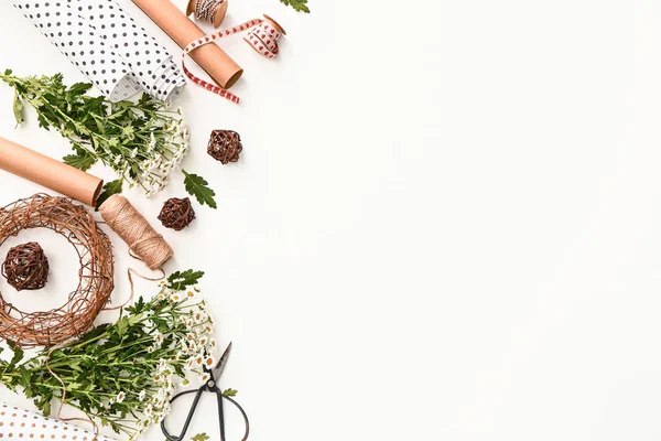 Beyaz arka planda profesyonel çiçekçinin işyeri