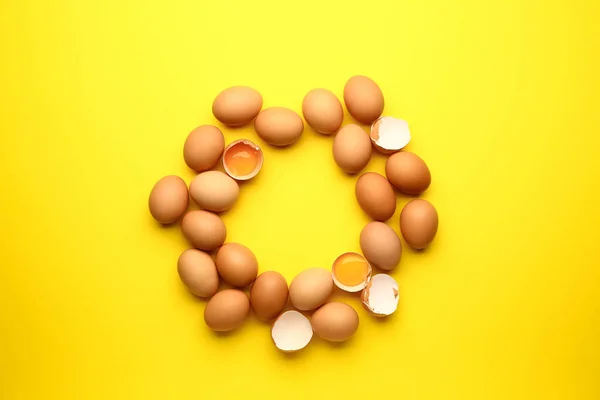 Rama ze świeżych jaj na tle koloru — Zdjęcie stockowe