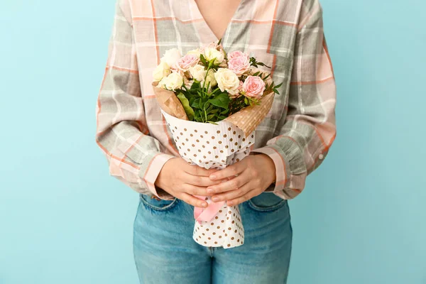 Female florist with beautiful bouquet on color background — Stock Photo, Image