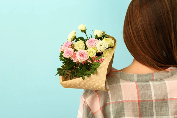 Fleuriste féminine avec beau bouquet sur fond de couleur — Photo