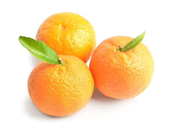 Sladké mandarinky na bílém pozadí — Stock fotografie