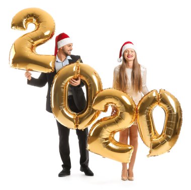 Noel Baba şapkalı mutlu çift ve balonları beyaz arka planda.