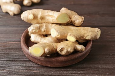 Tahta masada taze zencefilli tabak.