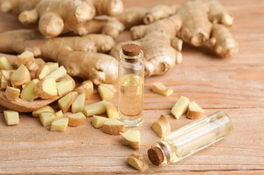 Zencefilli şişeler ahşap masada gerekli yağ